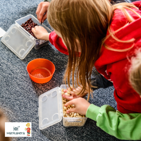 dziewczynka uczy się poprzez zabawę