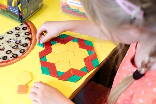 dzieci uczą się poprzez interaktywne zabawki edukacyjne