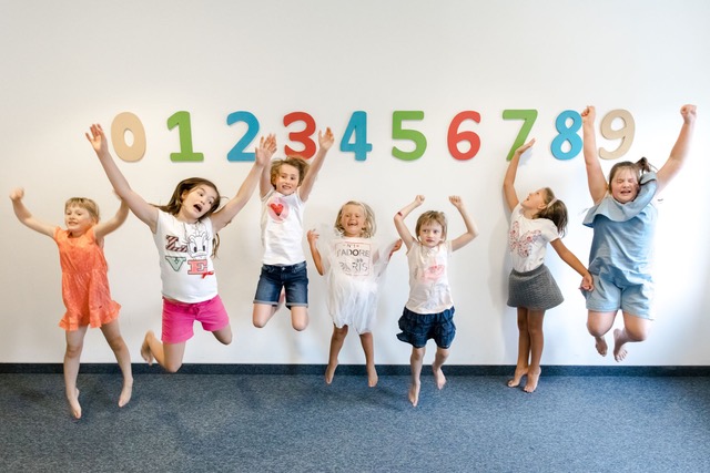 dzieci podskakują z radości