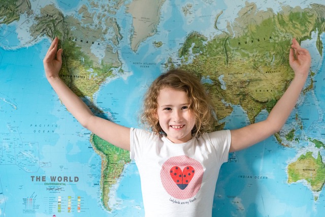 zadowolona uczennica na tle mapy