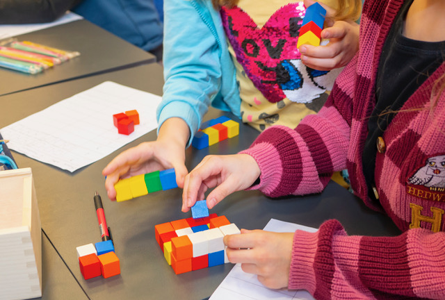 dziecko uczy się poprzez zabawę