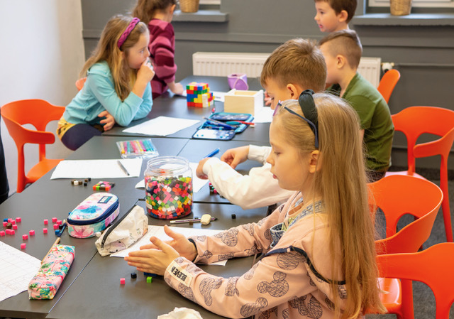 dzieci na zajęciach matplaneta